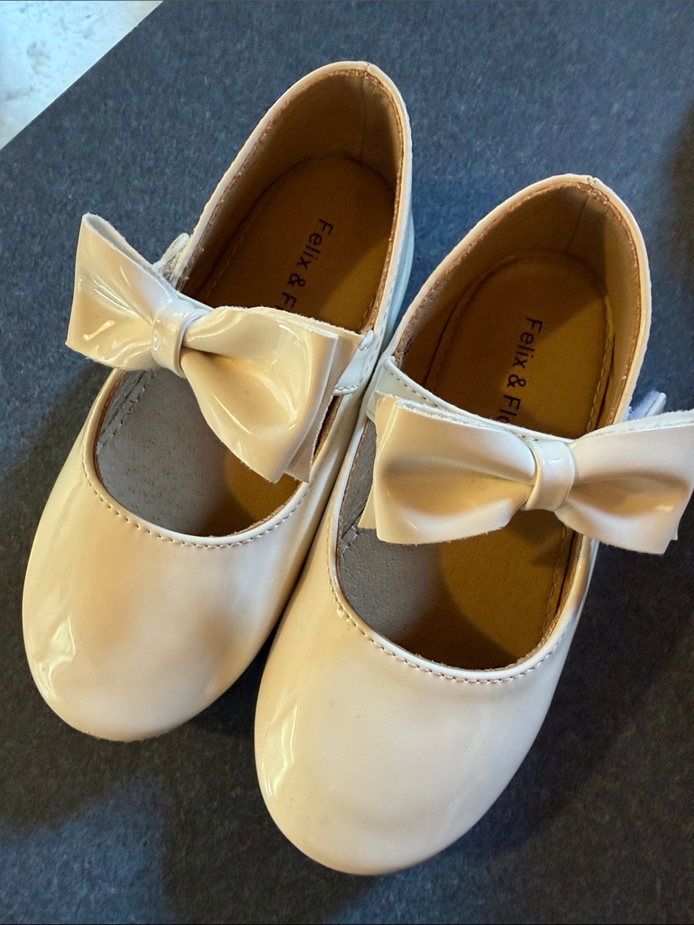 Felix & Flora Girls' White Patent Bow Mary Jane Dress Shoes - Picture 6 of 8